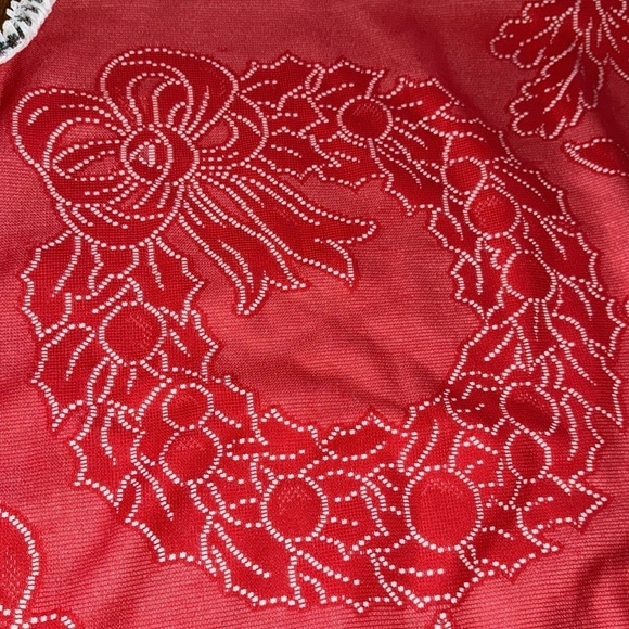 Vintage Red Christmas Tree Skirt with White lace ruffled Fringe - Picture 4 of 5